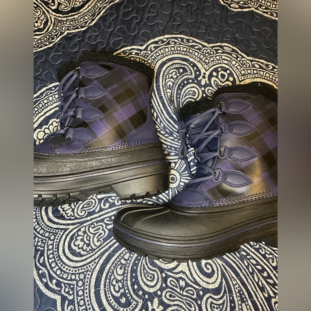 Crocs waterproof black and purple boots. Size 8 - Picture 3 of 10